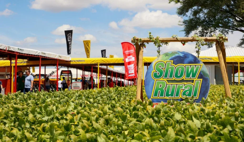A imagem mostra uma placa com a logo do Show Rural.