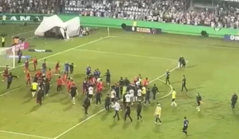 Jogadores em briga no atletiba