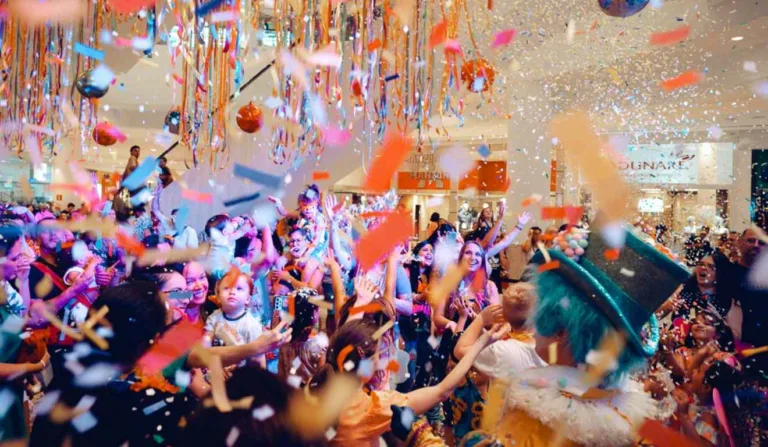 Crianças e famílias irão aproveitar o Carnaval nos shoppings de Curitiba com bailinhos, cortejos e atrações gratuitas (Foto: divulgação / Shopping Palladium)