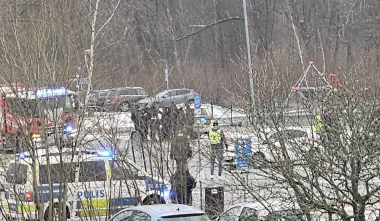 policiais ao redor de escola envovlida no tiroteio