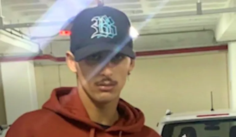 Jovem sério com boné