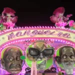 Carro alegórico da escola de samba 'Mangueira'.