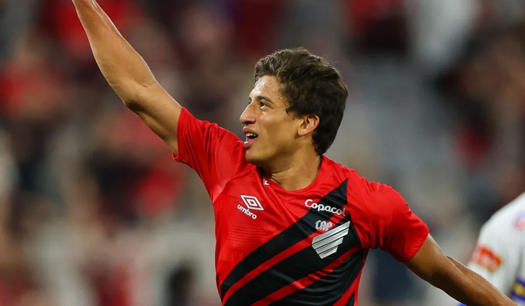 João Cruz comemora gol pelo Athletico