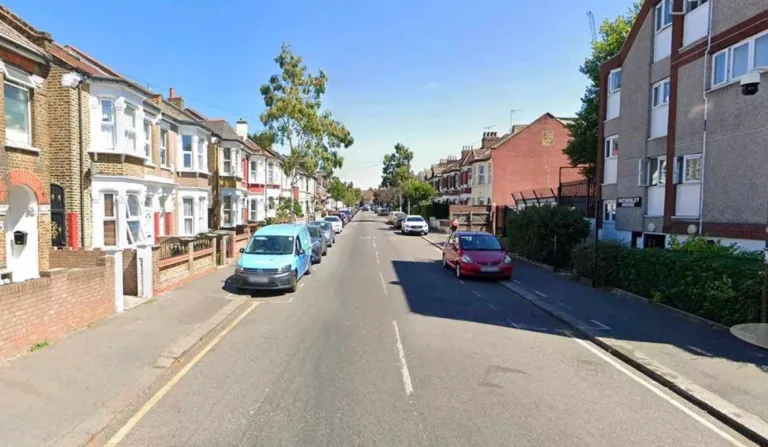 homem fica preso em claraboia tentando invadir casa