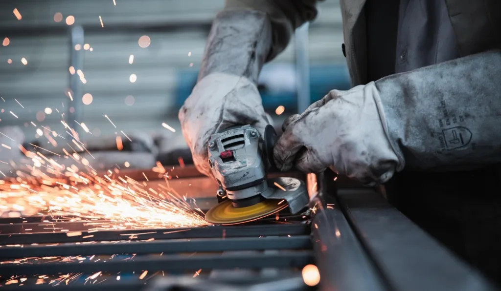 operário em linha de montagem