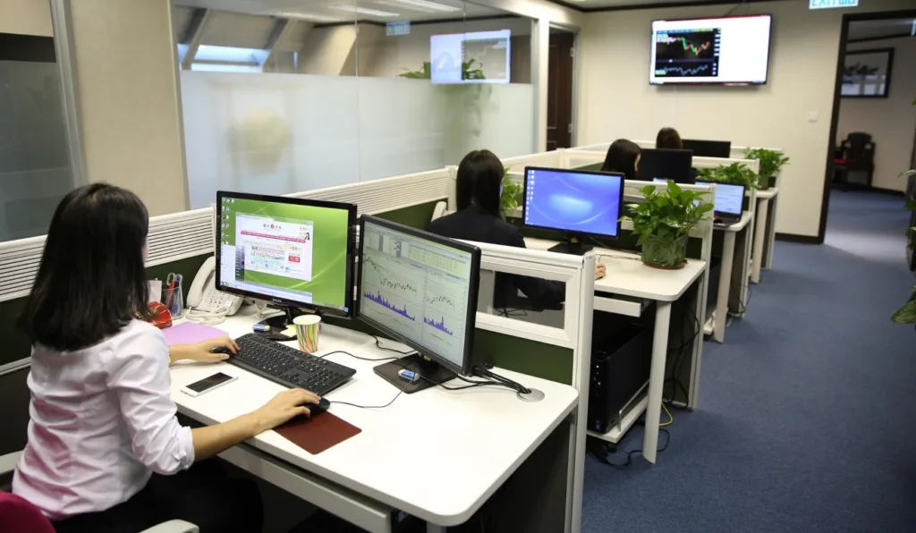 pessoas trabalhando em escritório