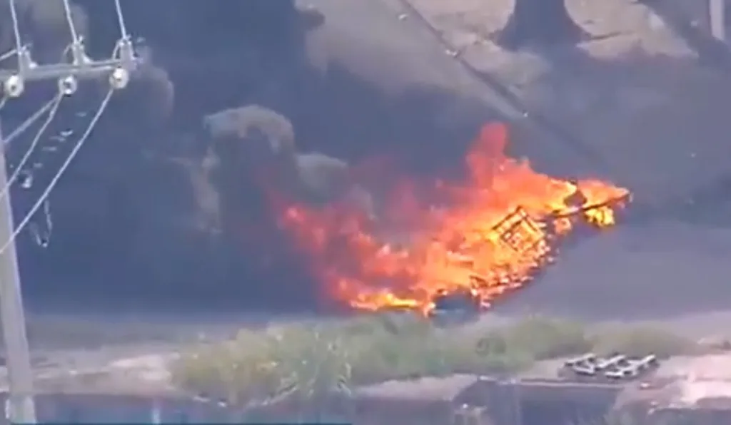 Imagem de um helicóptero caído pegando fogo após tiroteio no RJ