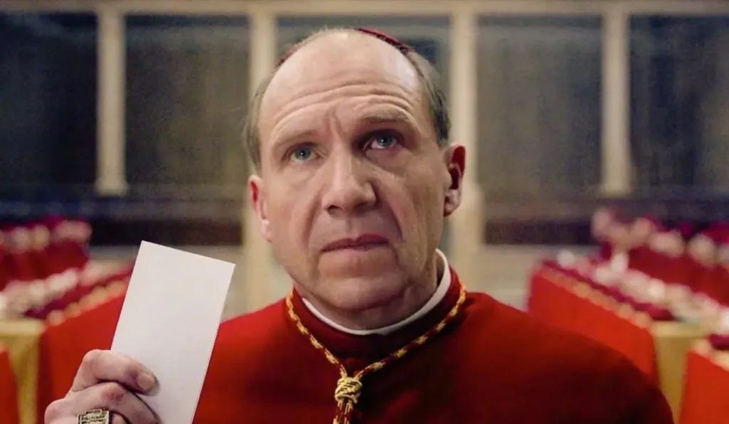 ator Ralph Fiennes no filme Conclave