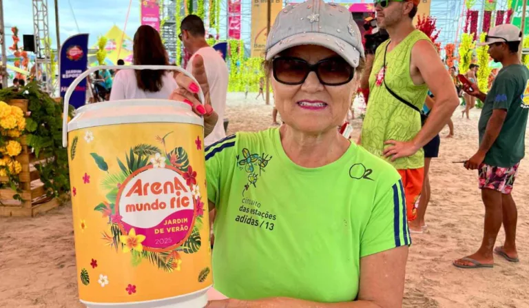 Mulher com o cooler da arena mundo ric