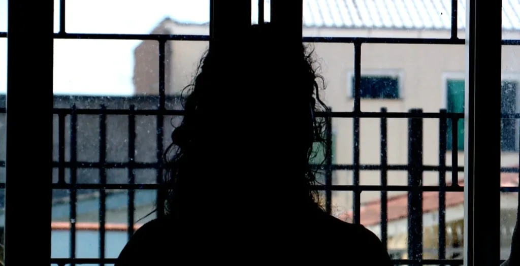 Imagem de uma das mães das vítimas emocionada ao falar sobre o caso do professor preso por abuso sexual