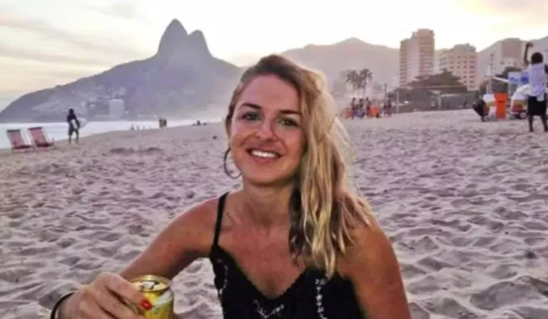 mulher loira em praia