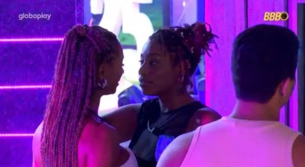 Beijo de Aline e Thamiris no BBB 25 causa na web (Imagem: Reprodução)