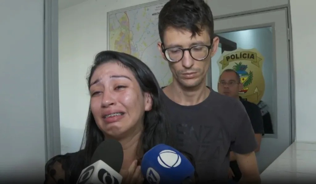Mãe de menino que morreu esquecido em carro desmaia durante entrevista; vídeo
