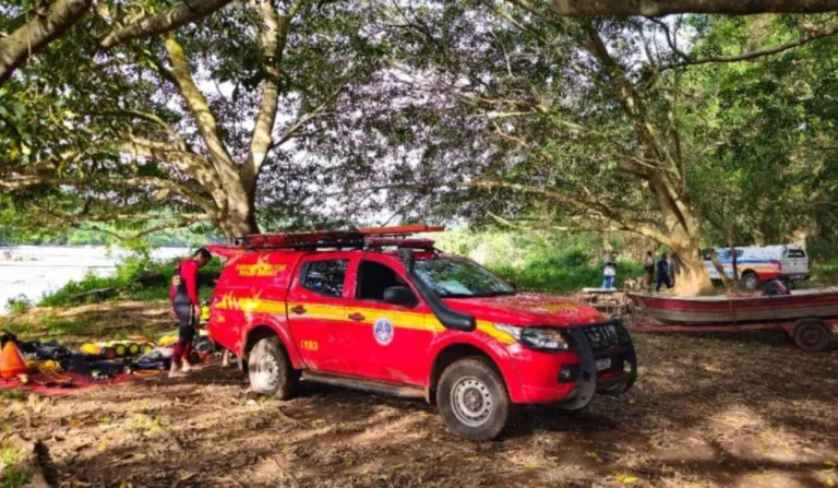 bombeiros fazendo busca pelo corpo de criança mãe e avó que morreram afogadas