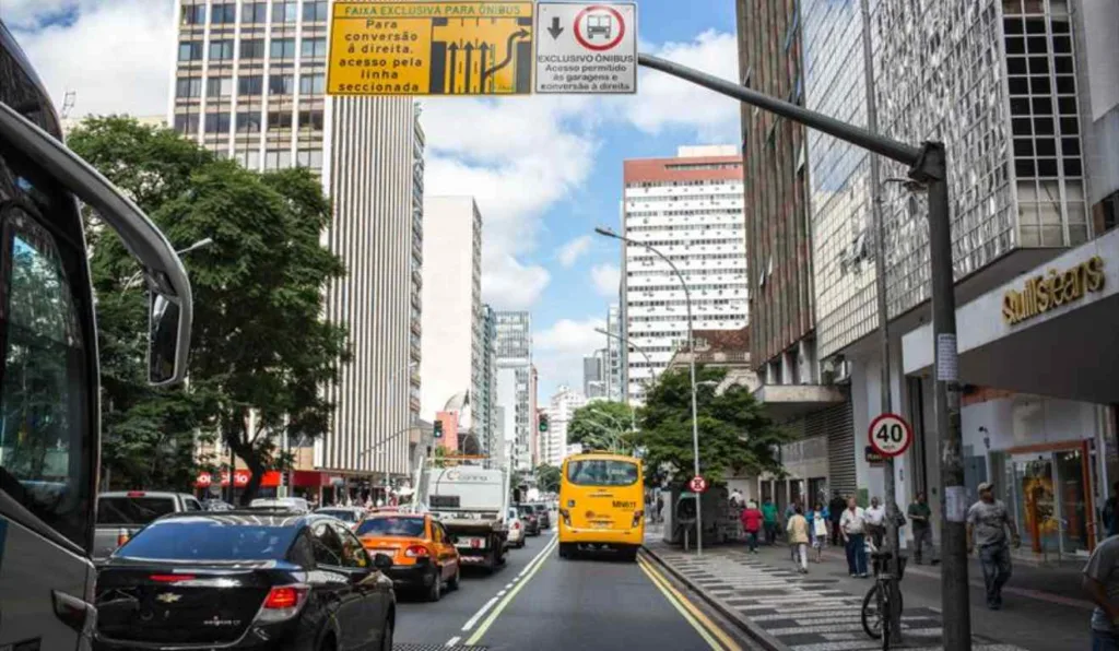 corredor de ônibus em curitiba