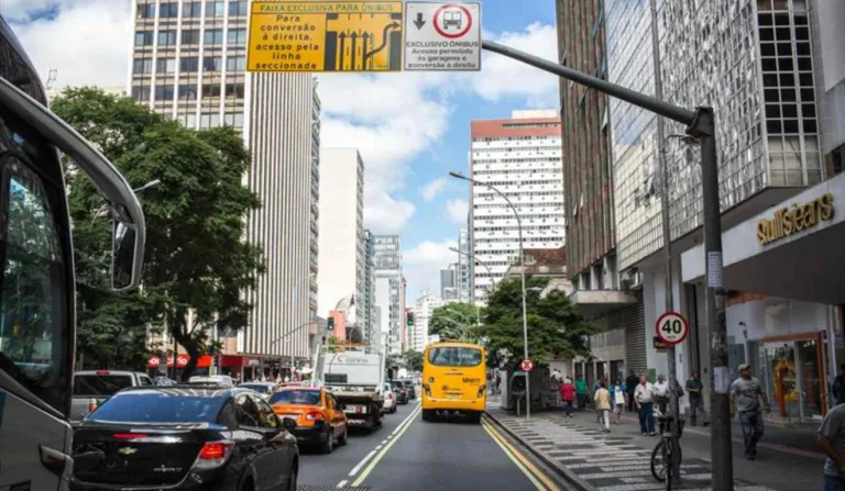 Curitiba tem o corredor de ônibus que funciona em diversos pontos da cidade (Foto: Maurilio Cheli/SMCS)