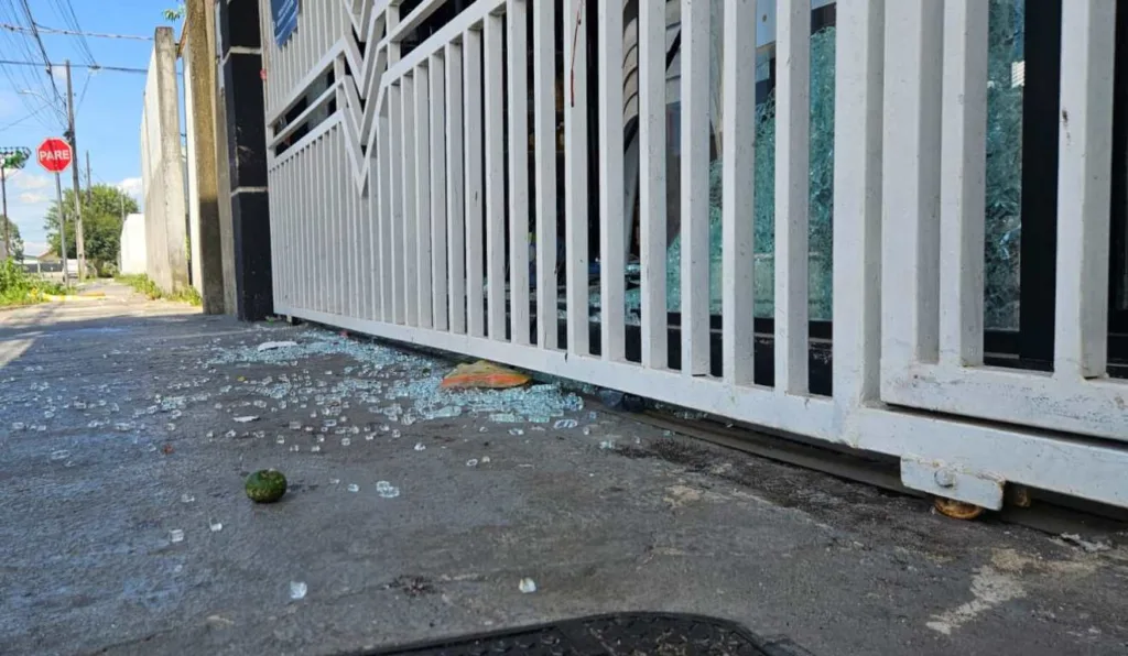 Wilciomar Allan Ferry foi encontrado morto ao lado de uma distribuidora de bebidas. A polícia suspeita do ex-marido de uma mulher com quem a vítima se relacionou.
