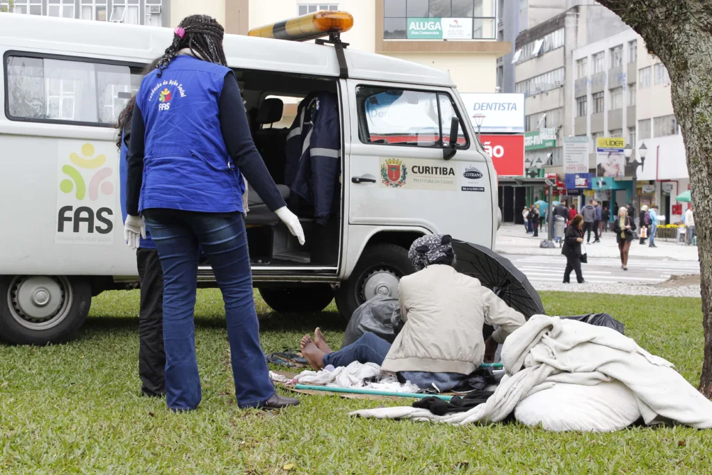 Rede de serviços garante atendimento a pessoas em situação de rua em Curitiba.