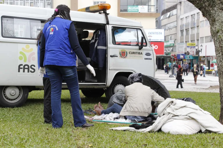 Rede de serviços garante atendimento a pessoas em situação de rua em Curitiba.