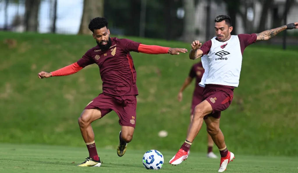 Jogadores do Athletico treinam no CT do Caju