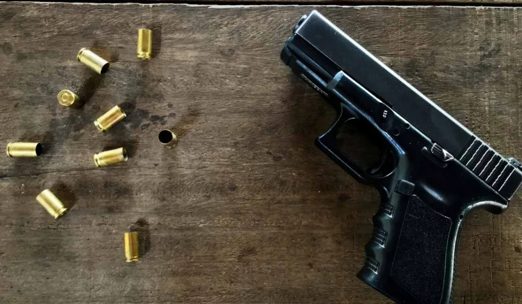 Revólver e cápsulas