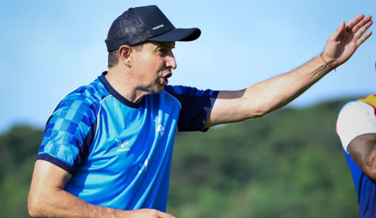 Técnico Tcheco deixou o Paraná Clube após rebaixamento do Tricolor