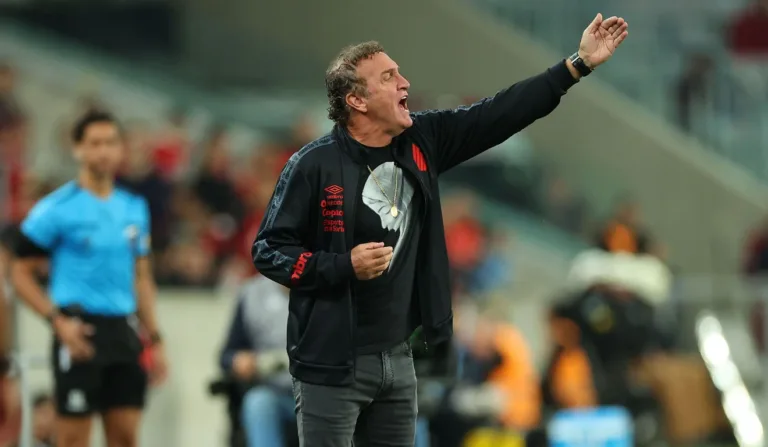 Cuca no comando do Athletico, em 2024