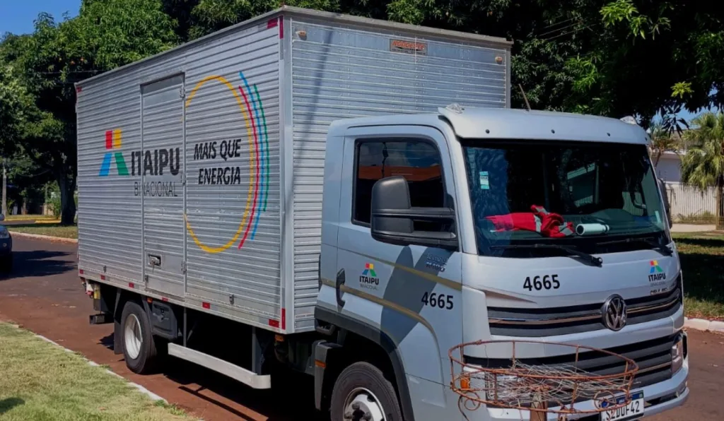A imagem mostra o caminhão da Itaipu Binacional.