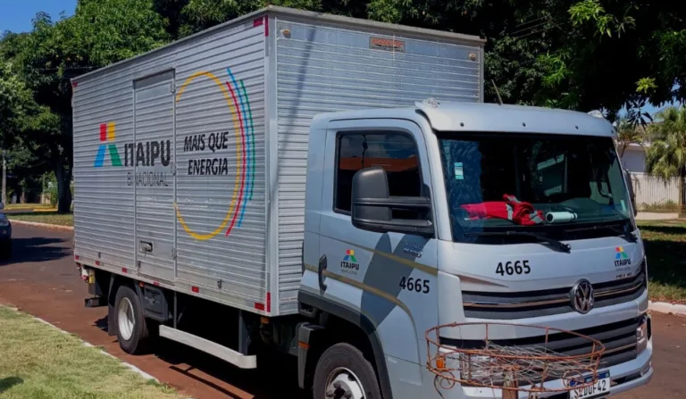 A imagem mostra o caminhão da Itaipu Binacional.