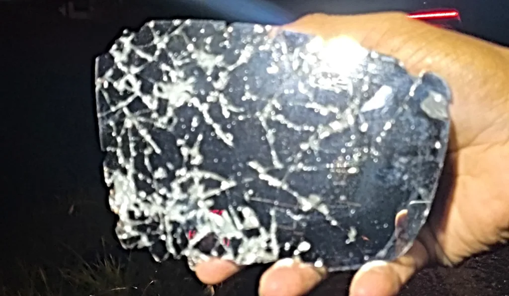 pedaço de espelho retrovisor encontrado ao lado de homem atropelado na BR-116