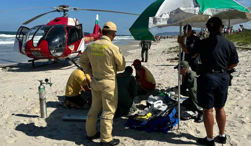 Vítima recebeu atendimento na faixa de areia após afogamento em Matinhos