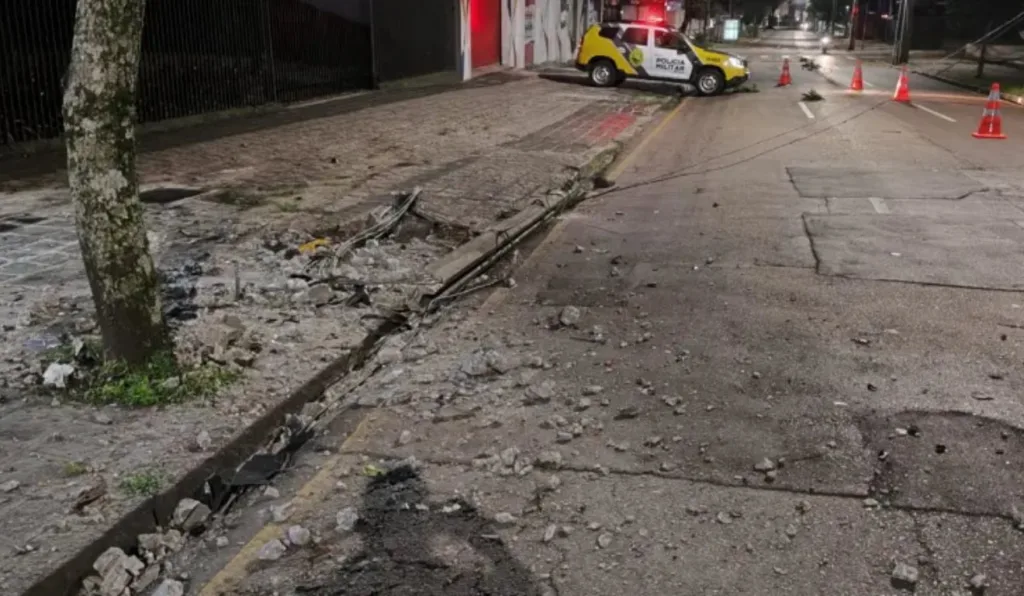 BMW bate em poste na rua Itupava