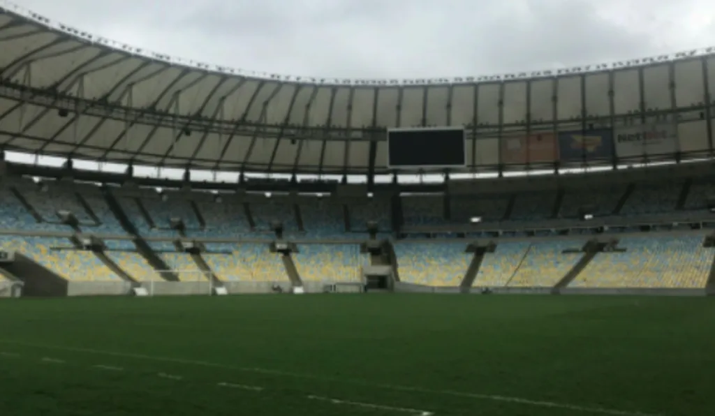 Estádio Maracanã vazio visto de dentro