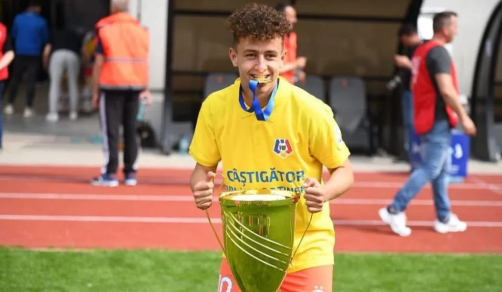 Jovem jogador de futebol morre enquanto falava com a mãe no telefone