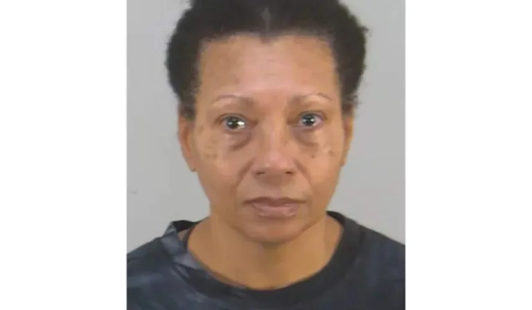 Alison Agatha Lawrence, de 57 anos, foi detida por abuso animal agravado