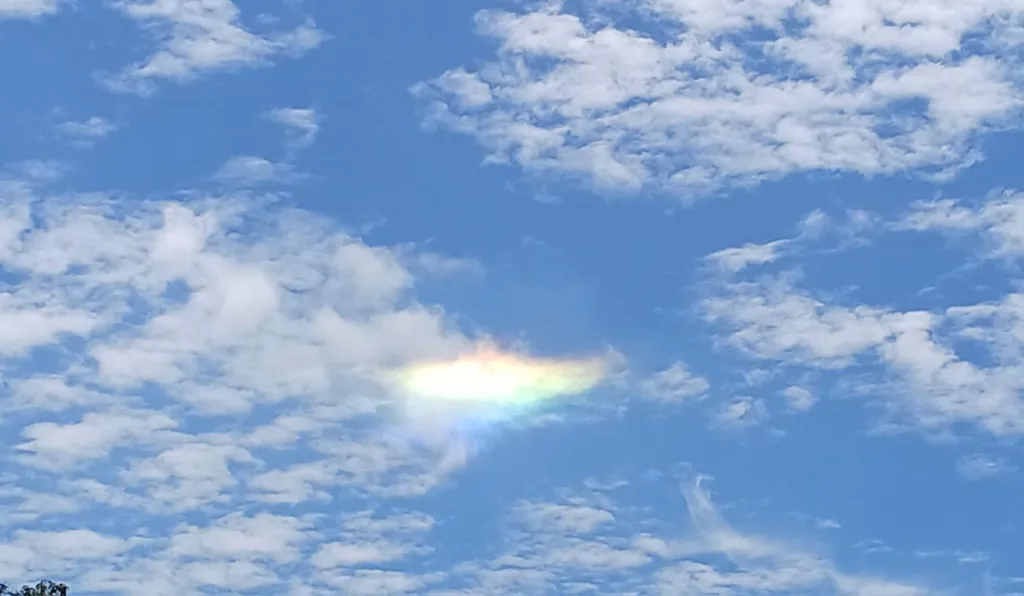 Luz colorida no céu intriga moradores do PR; veja imagens