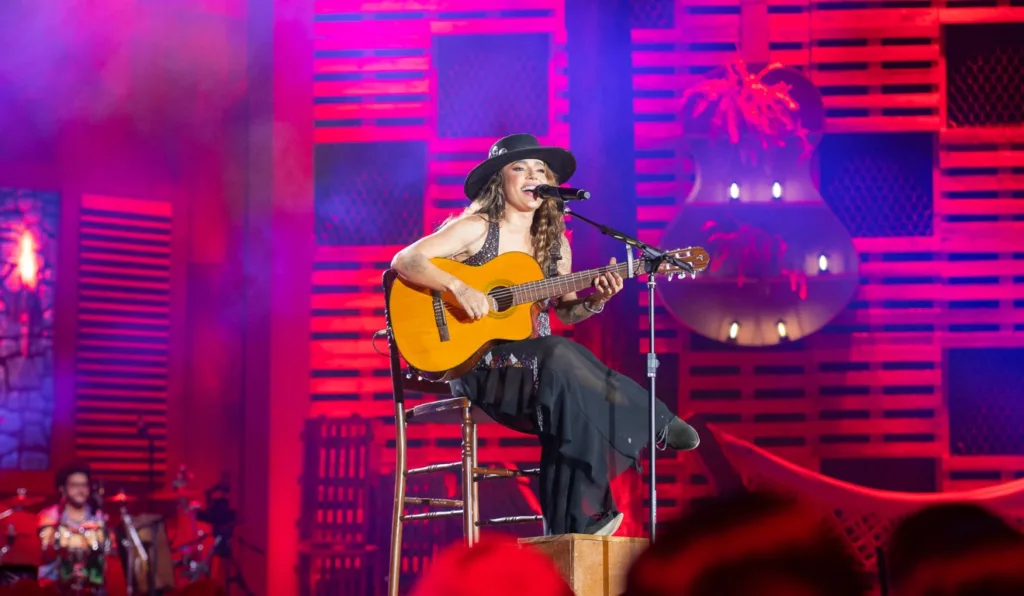 Lauana Prado se conecta com os fãs no palco durante sua apresentação.
