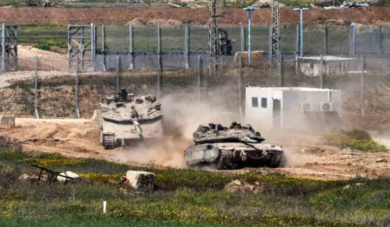 Tanques israelenses cruzando a fronteira entre Israel e a Faixa de Gaza.