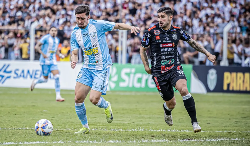 Lance de Operário x Londrina, pelo Campeonato Paranaense