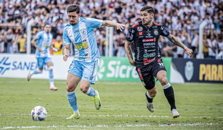 Lance de Operário x Londrina, pelo Campeonato Paranaense