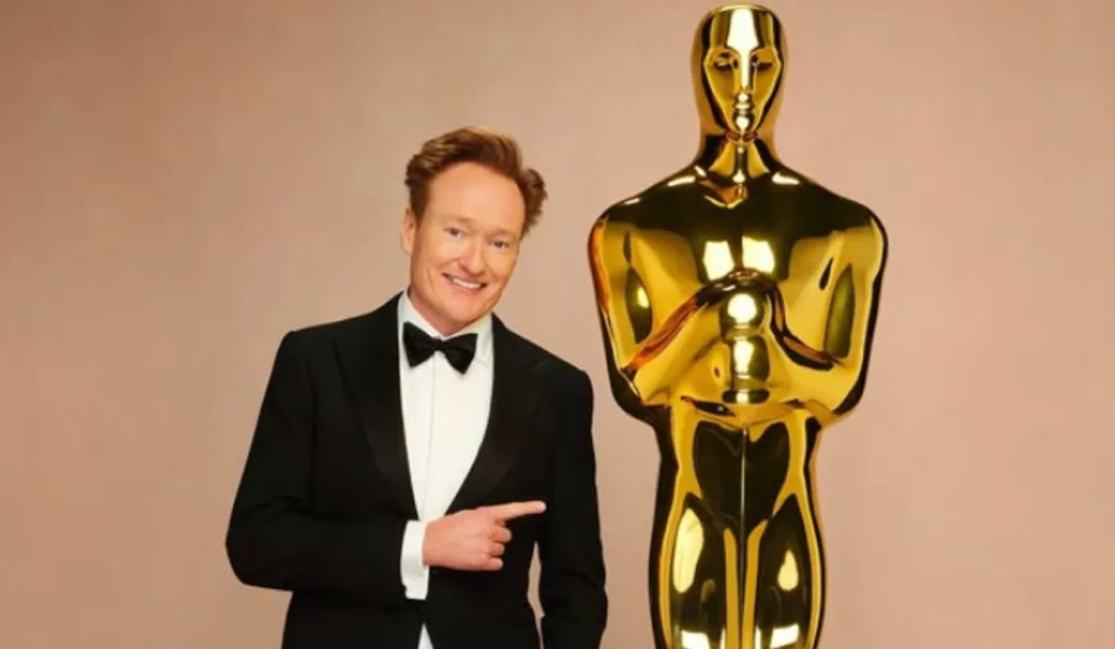 Conan O’Brien ao lado de estatueta