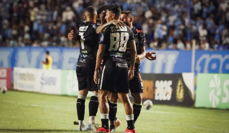 Jogadores do Operário comemoram vitória sobre o Londrina