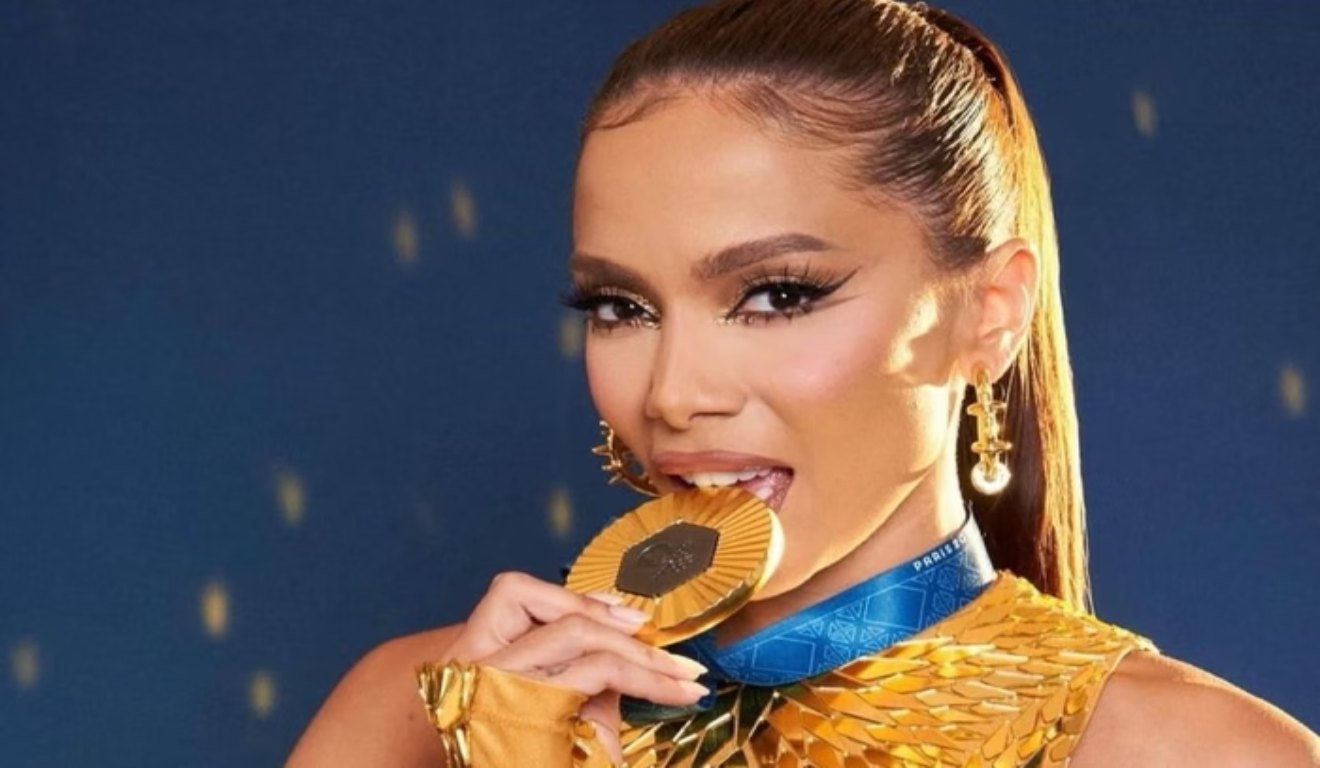 Anitta com medalha de ouro na boca.