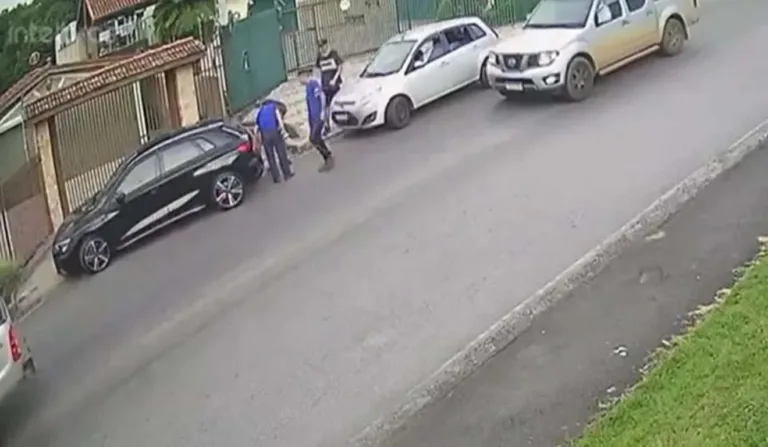 Acidente fake entre carros em rua de Colombo