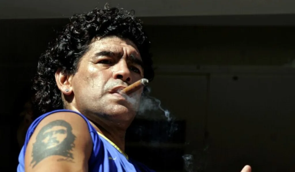 Maradona fumando charuto