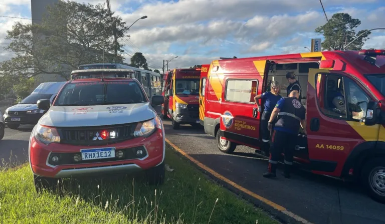 colisão frontal entre duas motos deixou dois homens gravemente feridos no bairro São Lourenço
