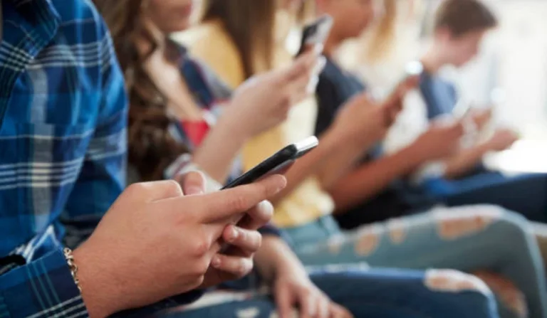 adolescentes mexendo no celular vendo conteúdo erótico da professora