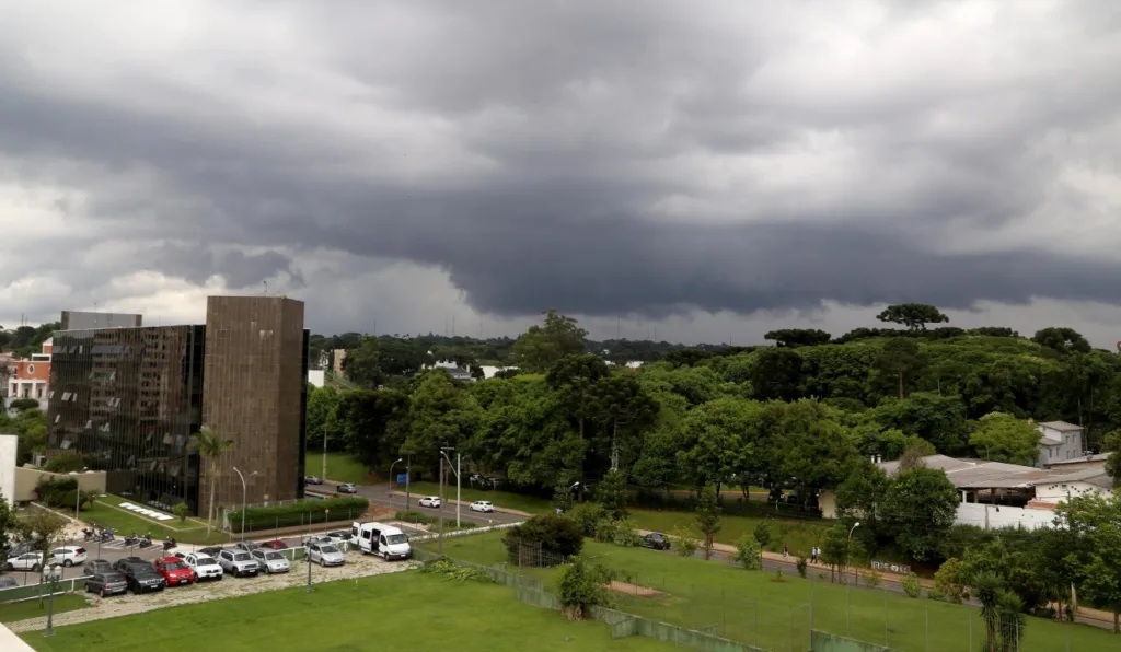 nuvens carregadas em Curitiba