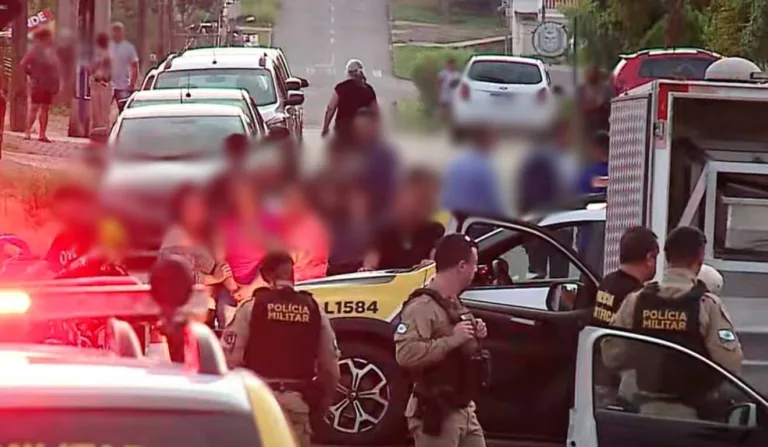 Polícia em local de crime com testemunhas