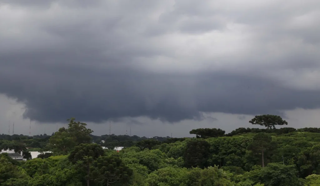 nuvens de chuva sobre Curitiba